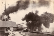 Artilleriefeuer auf deutschem Kriegsschiff während des Ersten Weltkriegs