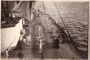 Mannschaftsappell auf dem Deck der SMS Markgraf während des Ersten Weltkriegs
