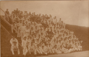Mannschaftsfoto der Besatzung des Schlachtschiffs SMS Markgraf auf einer Außentreppe