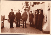 Sechs Marinesoldaten auf dem Deck eines deutschen Kriegsschiffes im Ersten Weltkrieg