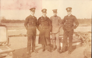 Vier Marineoffiziere an Deck eines deutschen Kriegsschiffes während des Ersten Weltkriegs