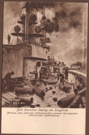 Matrosen sammeln Granatsplitter auf deutschem Schlachtschiff während der Skagerrakschlacht 1916