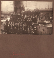 Besatzung der SMS Markgraf - Gruppenfoto der Matrosen an Deck des Schlachtschiffs