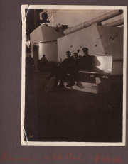 Marinesoldaten an Geschützturm auf SMS Markgraf während des Ersten Weltkriegs