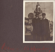 Zwei Marineoffiziere an Deck eines deutschen Kriegsschiffes während des Ersten Weltkriegs