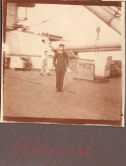 Matrosen auf dem Geschützdeck der SMS Markgraf während des Ersten Weltkriegs