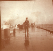 Marineoffizier auf dem nassen Deck eines Kriegsschiffes der Kaiserlichen Marine im Ersten Weltkrieg