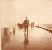 Marineoffizier auf dem nassen Deck eines deutschen Kriegsschiffs im Ersten Weltkrieg