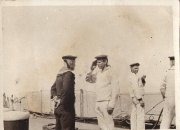 Marineoffiziere und Matrosen an Deck der SMS Markgraf während des Ersten Weltkriegs