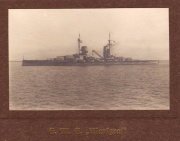 Klassisches Kriegsschiff auf See während einer ruhigen Nacht