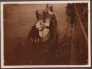 Tugboot im Hafen mit Besatzung beim Anlegen in einem historischen Hafen
