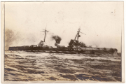 Kriegsschiff der Heer auf rauer See während eines historischen Einsatzes