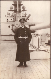 Historisches Porträt eines Marineoffiziers auf einem Kriegsschiff im frühen 20. Jahrhundert