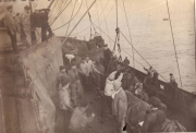 Arbeiter auf einem Schiff während der neueren Geschichte am Ufer eines Hafens
