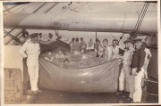 Schiffsmannschaft beim Baden auf einem Segelschiff in der Karibik, circa 1930
