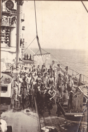 Schwimmer auf dem Deck eines Schiffes während einer Sommerpause der Heerexpedition im frühen 20. Jahrhundert