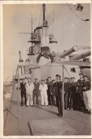 Seemänner führen akrobatische Übungen auf dem Deck eines Kriegsschiffes durch