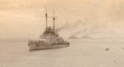 Kriegsflotte der Heer während eines nebligen Morgens auf dem Meer