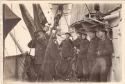 Sechs Soldaten auf einem Schiff während der Manöver im Hafen des frühen 20. Jahrhunderts
