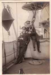 Historische Marineoffiziere auf einem Schiff der Heer während einer ruhigen Stunde voller Kameradschaft und Entspannung