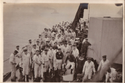 Seemannsgruppe auf einem Schiff während des frühen 20. Jahrhunderts in ruhiger Nordsee