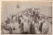 Gruppenfoto von Matrosen auf einem Schiff am Hafen während des frühen 20. Jahrhunderts