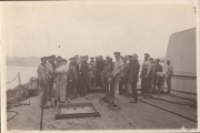 Männer der Heer stehen am Deck eines Schiffes und posieren für ein Gruppenbild während der frühen Morgenstunden