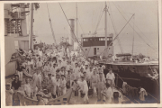 Ein geschäftiger Tag an Bord eines Schiffes mit der Heerbesatzung während einer Mission an der Küste