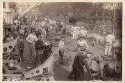 Arbeiter beim Entladen von Fracht auf einem Hafen, um 1900