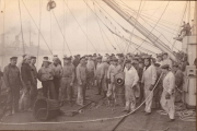 Gruppenaufnahme von Seeleuten an Bord eines Schiffes während eines rauen Arbeitstags