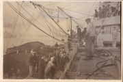 Seemannschaft auf einem historischen Schiff im Hafen während des frühen 20. Jahrhunderts