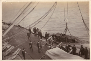 Seemannschaft beim Verladen eines Bootes auf einem Dampfschiff im 19. Jahrhundert