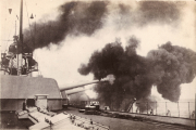 Artilleriebeschuss von einem Kriegsschiff während einer historischen Seeschlacht