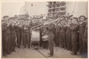 Musizierende Matrosen auf einem Schiff während der frühen 1900er Jahre
