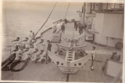 Marineeinheit bei Manövern an Bord eines Kriegsschiffes in ruhiger See