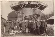 Gruppenfoto von Soldaten der Heer vor einer Mühle in ländlicher Umgebung während des frühen 20. Jahrhunderts