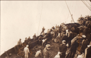 Fischerarbeiten auf einem Schiff in den frühen 1900er Jahren mit Männern bei der Arbeit