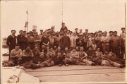 Gruppenfoto der Besatzung auf einem Schiff während einer Reise im frühen 20. Jahrhundert