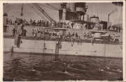 Paddelnde Männer vor einem Schiff während einer Sommertagesaktivität in der historischen Heer