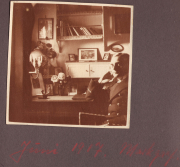 Elegante Herrensitzung in einem Zimmer mit Holzmöbeln im Jahr 1927