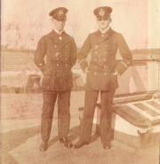 Zwei Offiziere der Heer in Uniform auf einem Schiff während des frühen 20. Jahrhunderts