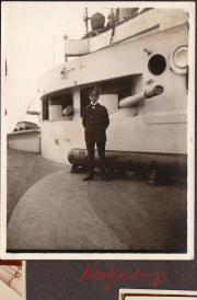 Soldat steht auf dem Deck eines Kriegsschiffs in einer historischen Aufnahme