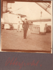 Soldat der Heer bei der Ausübung seiner Pflicht auf einem Schiff