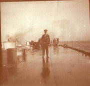 Soldat auf dem Deck eines Kriegsschiffs während des Ersten Weltkriegs