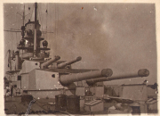 Kanonen der Heer auf einem Kriegsschiff während des Zweiten Weltkriegs im Hafen