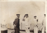 Historische Marineaufnahme von Soldaten auf einem Schiff während des frühen 20. Jahrhunderts