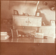 Einblick in ein nostalgisches Zimmer mit historischen Bildern und Möbeln