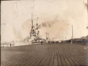 Historisches Kriegsschiff im Hafen mit Dampfabgasen an einem sonnigen Tag