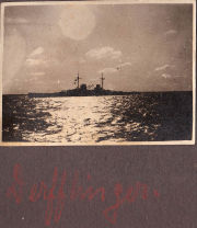 Einblick in den Hafen von Serfflingen bei Sonnenuntergang mit reflektierendem Wasser