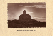Ehrenmal auf der Buhel Hemmels 1941 zeigt den historischen Gedenkort im Abendlicht